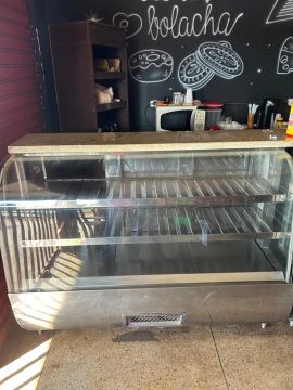 Vendo 2 vitrine para panificadora 