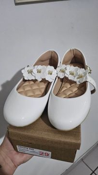Sapatilhas infantis brancas com flores