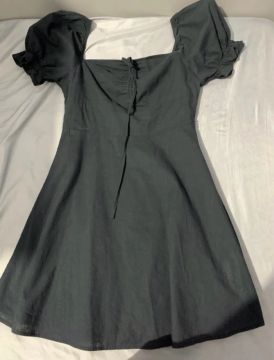 Vestido preto ombro a ombro