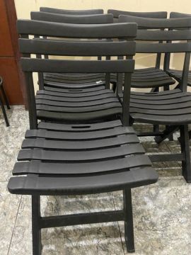 10 Cadeiras dobráveis de plástico na cor preta 