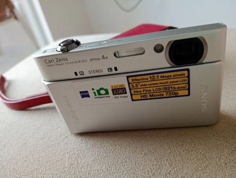 Câmera Sony Cyber-shot com 12.1MP e 720p