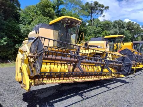 Colheitadeira New Holland - TC 57, 19 pés. Fabricação 2004