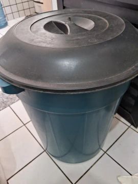 Balde de Plástico com Tampa. Novo