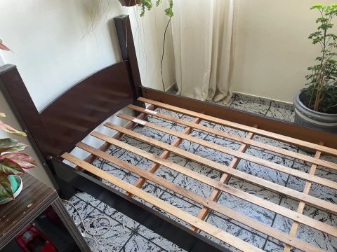 CAMA DE SOLTEIRO EM BOM ESTADO, DE MADEIRA