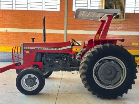 UM TRATOR AGRÍCOLA, MARCA MASSEY FERGUSON MF 290