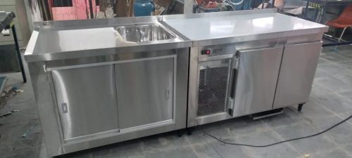 Pia com cuba e gabinete neutro com porta de correr. 