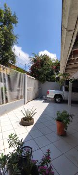 Vendo casa escriturada pego carro  