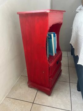 Criado-mudo vermelho