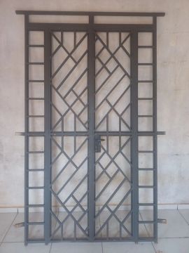 Porta de ferro com grade para segurança residencial