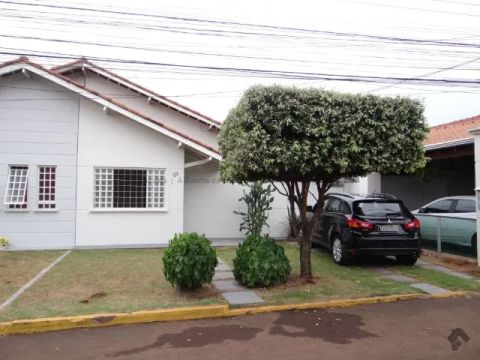 Casa com suíte em condomínio fechado