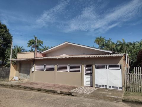 Vendo Casa com 3 quartos.