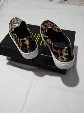 Tênis animal print. 