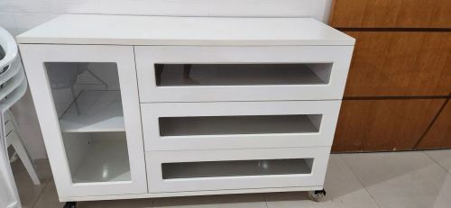 Cômoda Infantil com 3 gavetas e 1 porta.