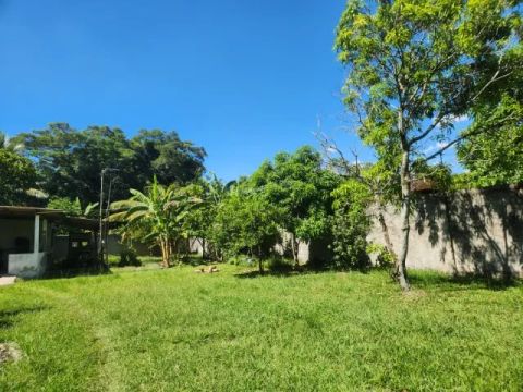 Tranquilidade e Comodidade! Casa em Terreno Amplo, Próximo a Comércio e Serviços!