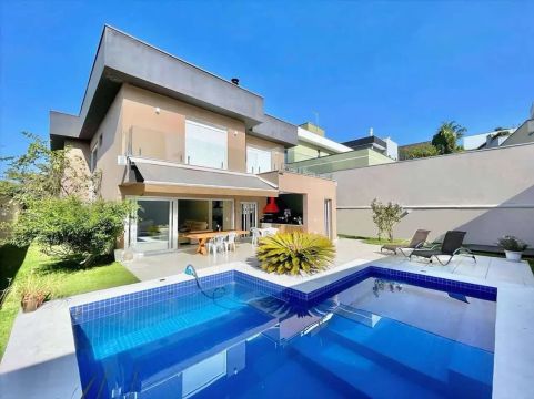 Casa Moderna com 4 Suítes, Varanda Gourmet e Piscina, Oásis de Conforto na Granja Viana!