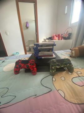 Playstation 4 com jogos e controles