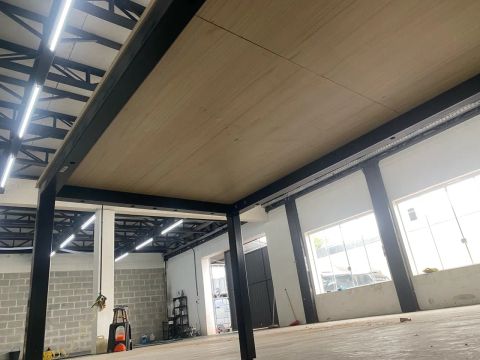 Mesa de Escritório Industrial em Aço e Madeira