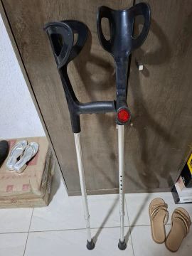 Par de muletas para apoio