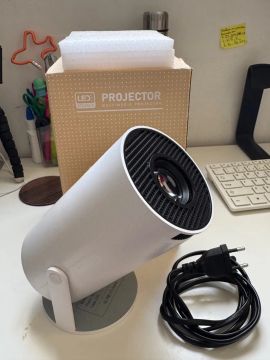 Projetor LED Portátil - Seminovo 