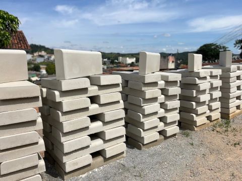Meio-fio 80x30x10.