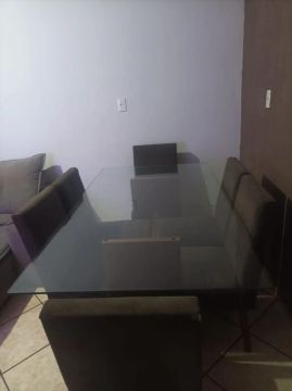 Mesa com tampa de vidro temperado com 6 cadeiras
