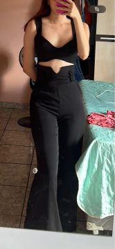 Macacão preto com decote e detalhe vazado