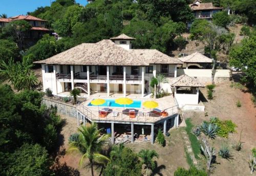 Mansão estilo colonial em Geribá
