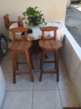 Vendo 4 banquetas de madeira maciça em ótimo estado 