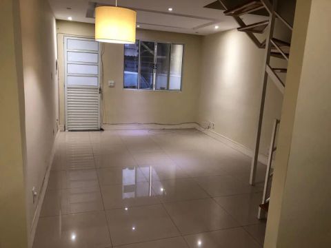Casa duplex em condomínio fechado 