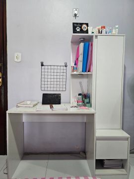 Escrivaninha branca com gaveta e armário