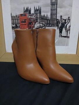 Botas de cano curto marrom vizzano número 36.