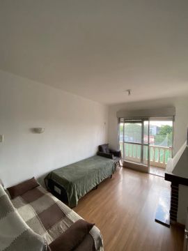 Excelente apartamento no centro com 2 sacadas.
