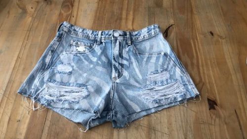 Short Jeans Mini Jeans Rasgado Lança Perfume