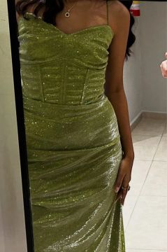 Vestido verde brilhante de festa