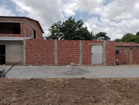 O Terreno tem água e luz e não paga, e nem tem previsão de pagar. 