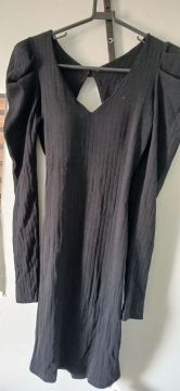 Vestido preto de manga comprida com detalhes nas mangas