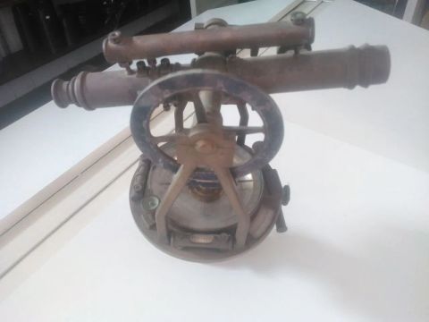 Antigo teodolito americano