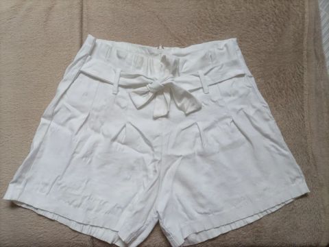 Short branco com cinto feminino