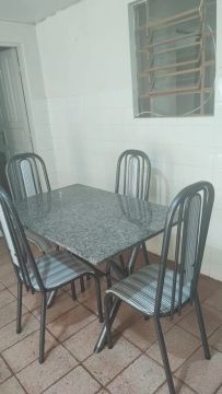 Mesa em Granito com 4 cadeiras / ENTREGO 