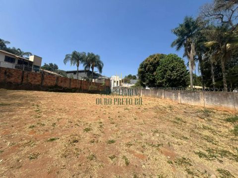 Lote com 1050m² á venda no bairro Pampulha.