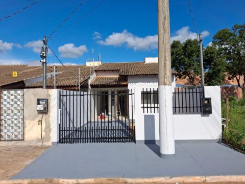 Vende-se uma casa no Parque Ouro Verde em Várzea Grande-MT 