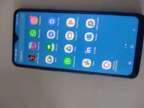Vende se celular a20 bom está de conservação só está com a película riscada 