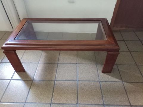 Mesa de centro em madeira com tampo de vidro