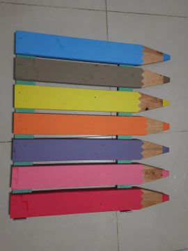 Portao de lápis coloridos para decoração infantil