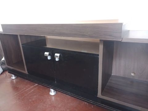 Rack para TV com 2 portas e nichos