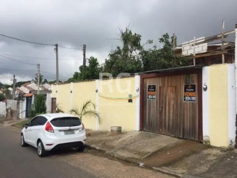 Terreno com duas casas sendo um chale de madeira medindo 40,27 e uma casa com 129,40 m² pr