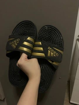 Chinelo Adidas Preto e Dourado - TAM 37