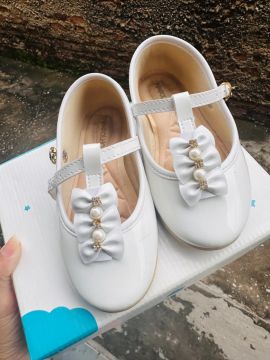 Sapatinho branco de bebê com laço