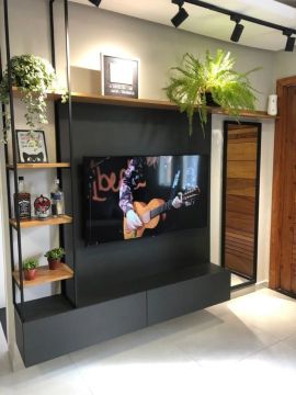 Rack para TV com prateleiras e nichos