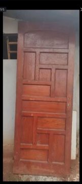 Porta de madeira maciça em ótimo estado
